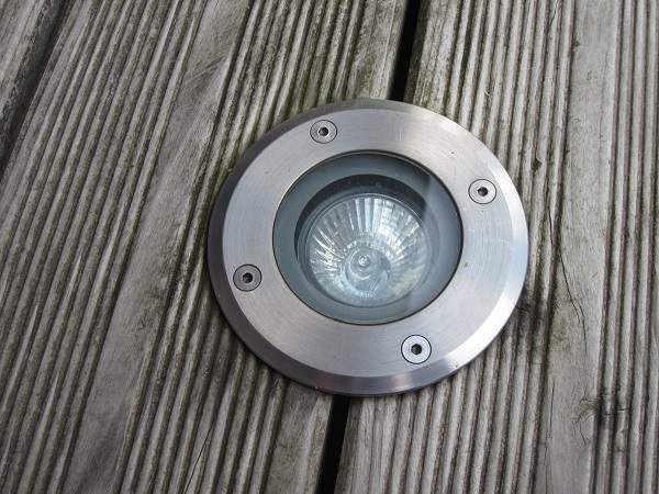 Spot LED encastrable sur une terrasse bois